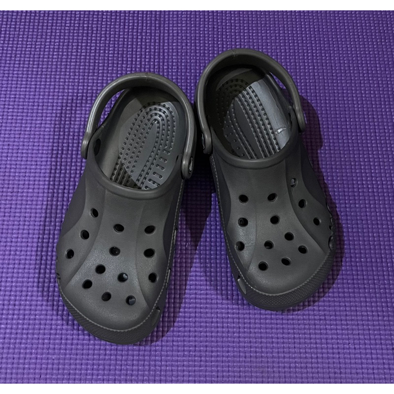 Sandal crocs deffect