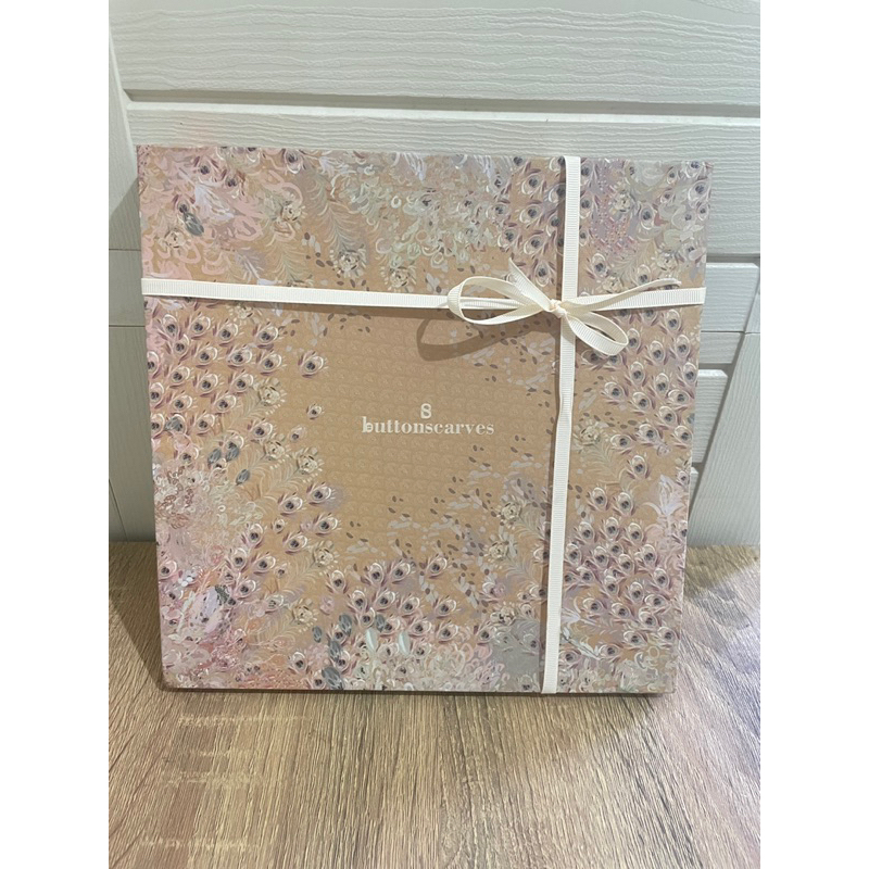 Buttonscarves The Ederra 2.0 in Curry NEW