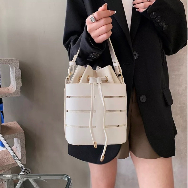 NAOMI - 5 Colours Daisy Sling Bag Wanita - Import Premium - Tas Selempang - Slingbag Cantik - Tas lubang Fashion Bag - Tas Wanita - scarlet bag tas unik