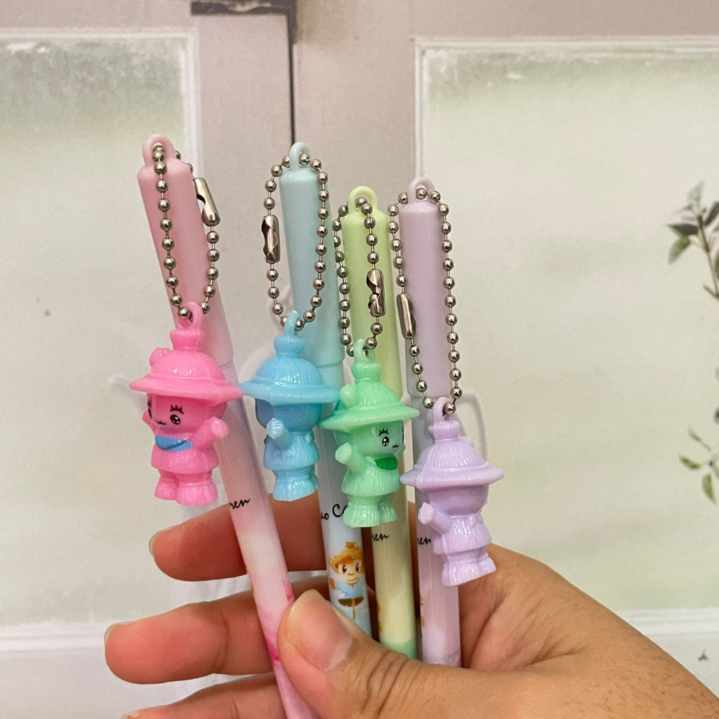 

Pulpen Gantungan unik lucu bentuk Boneka Kayu tinta gel biru harga Murah / Pen Gantungan imut bentuk Boneka Kartun ready 4 Warna Stationary Fancy Kekinian Bisa COD dan Grosir
