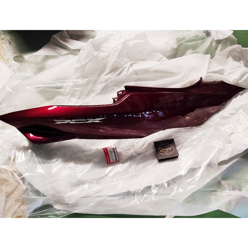 Cover Body Kanan Merah Maroon Plus Emblem PCX 150 CBU 83550-K35-V00ZB ORI AHM