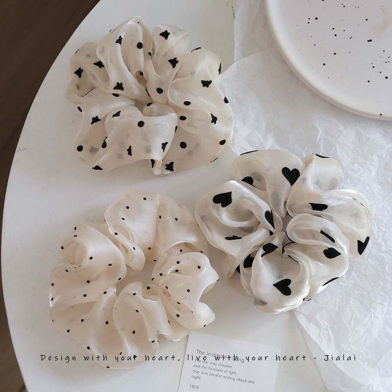 Scrunchie Bening Seri Polkadot - Kunciran ikat rambut minimalis