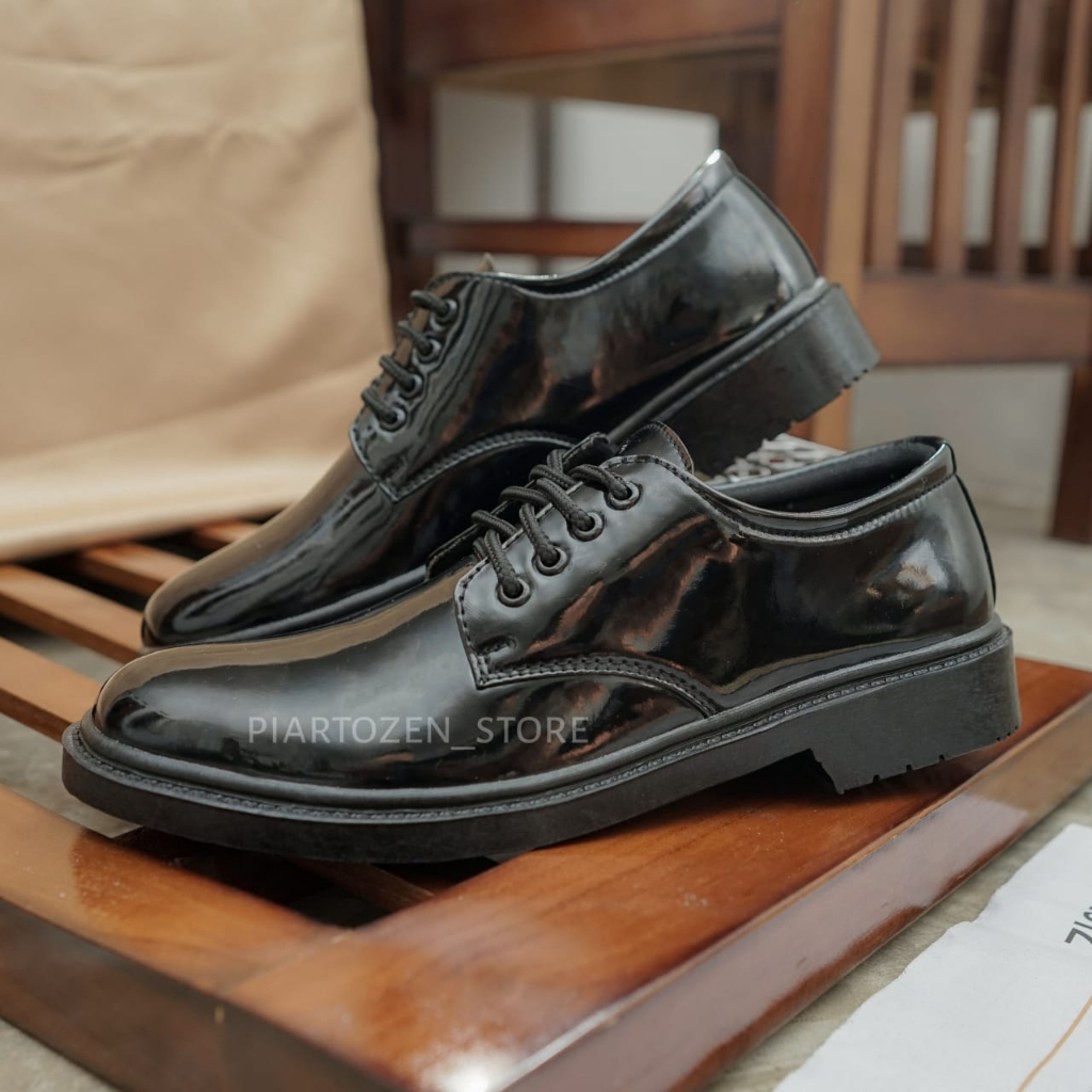 Sepatu PDH Pria Model Pendek Tali Pentopel untuk Dinas Kantor, Warna Hitam Mengkilap, Bahan Kulit Sintetis.