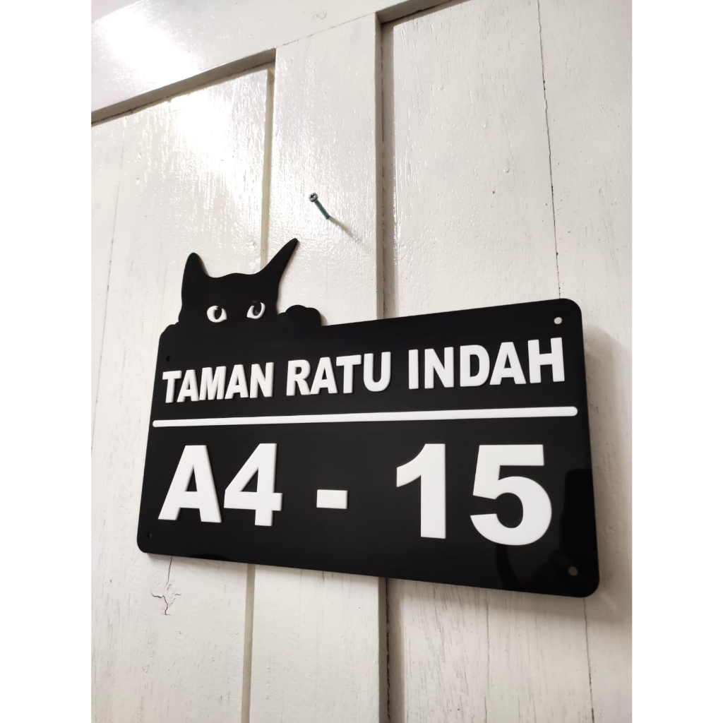 PAPAN PLAT NOMOR RUMAH AKRILIK KITTEN CAT KITTEN 2MM 40X22CM HITAM PUTIH CUSTOME REQUEST MOTIF TIMBUL