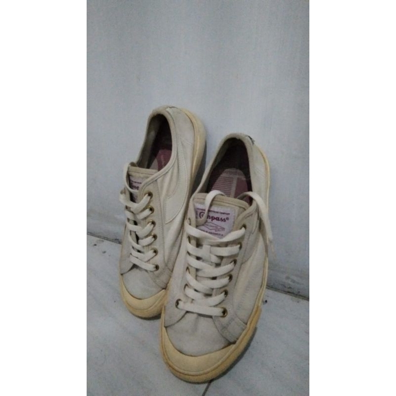 Sepatu Second Merk Compass Gazale Warna cream, ukuran42