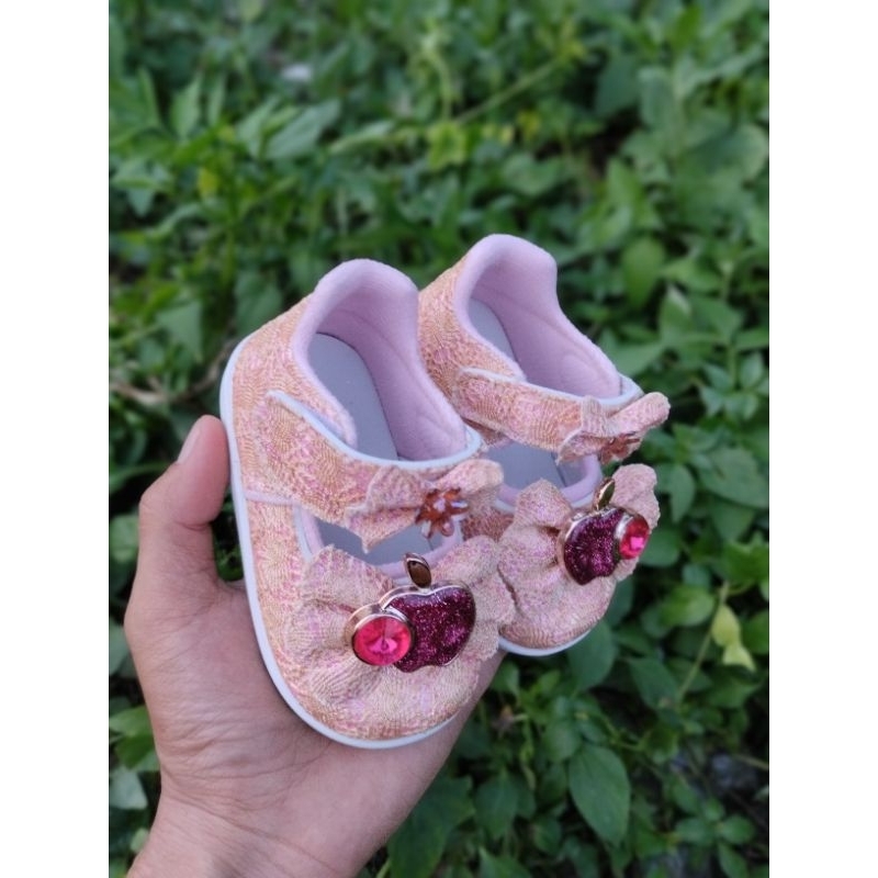 khainuna sepatu anak perempuan bunyi pita apel size 22-25