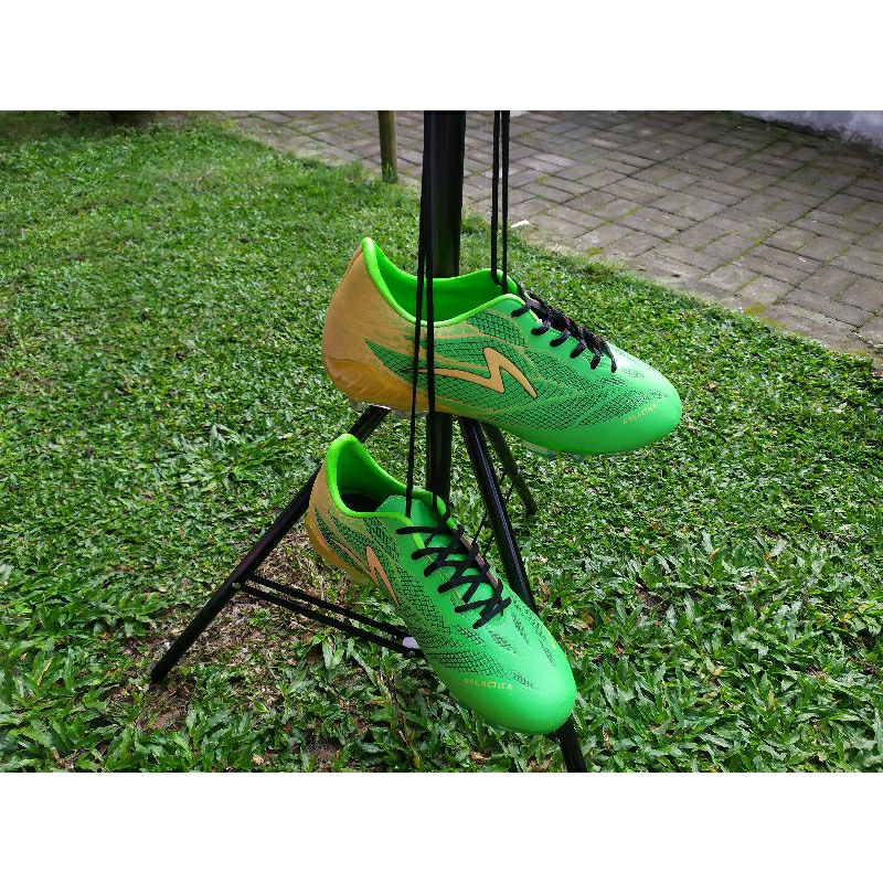 Sepatu bola specs spyder