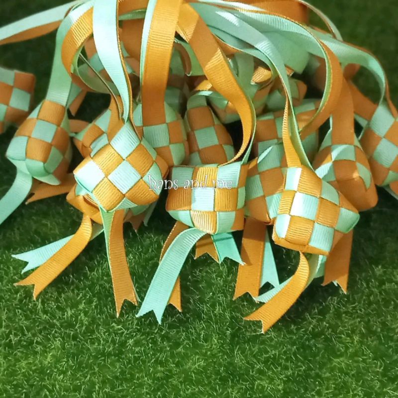 

Ketupat Hias Pita Grosgrain Idul Fitri isi Dakron Sage Krem
