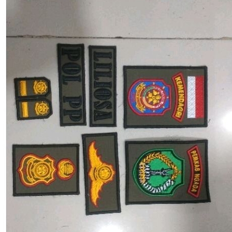 atribut  pdl pol pp  timbul lis hitam plus bendera