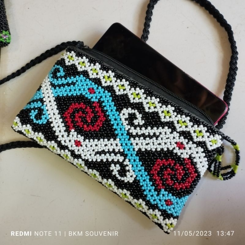 Tas selempang manik motif dayak muat hp android - tas hp selempang wanita - tas etnik