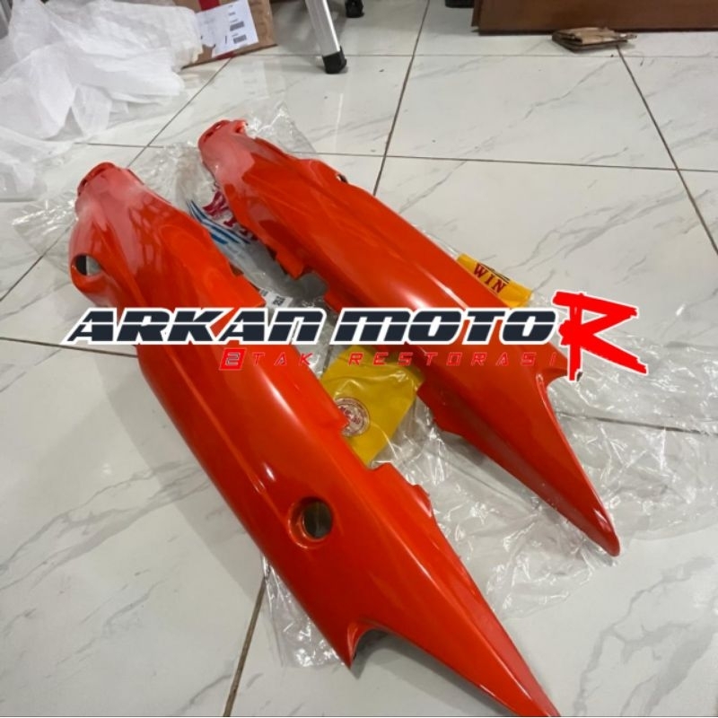 CAVER COVER BODY BELAKANG KANAN KIRI OREN VEGA R LAMA F1ZR FIZ R FIZR NON ORIGINAL MERK WIN ORANGE