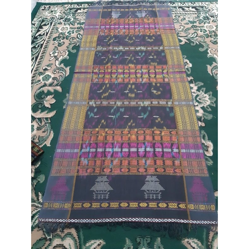 Uis Nipes Abu-abu Rumah adat