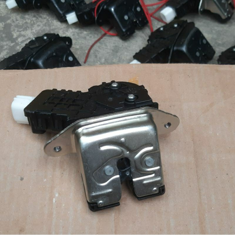 doorlock bagasi mobil new avanza xenia type g 2021 - 2023 original