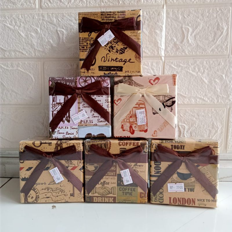 

kotak kado Gift Box 9x8,5x5,5cm