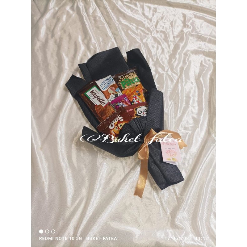 

Buket B21 buket snack bucket jajan hadiah wisuda