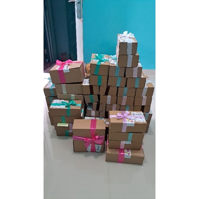 READY - HAMPERS CEWEK ULANG TAHUN KADO WISUDA BOTOL GIFT BOX KADO ULANG TAHUN CEWEK MURAH