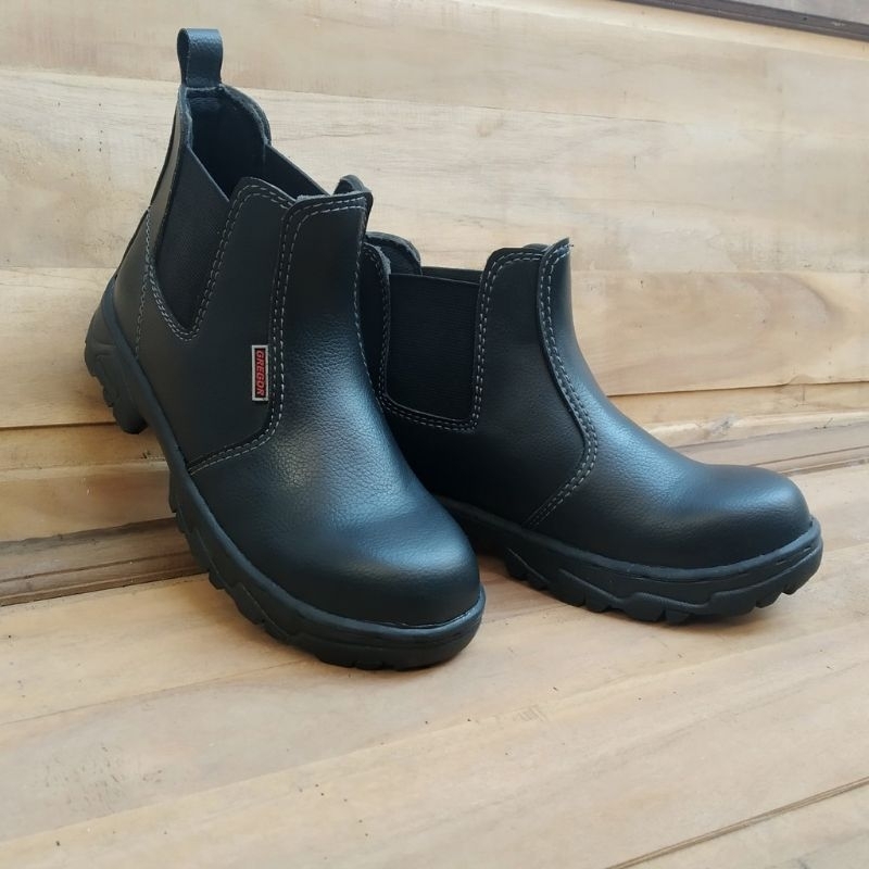 sepatu safety boots ujung besi pria , dan sepatu septy untuk kerja lapangan proyek