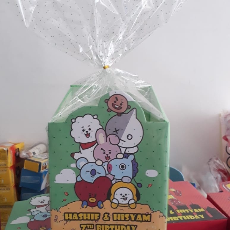 

Pesanan Ebirgita Custom design Hampers Storage size besar 20 x 20cm plus isian 8 snack