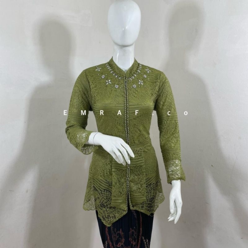 kebaya brokat laura / kebya brokat / kebaya terbaru / kebaya favorite