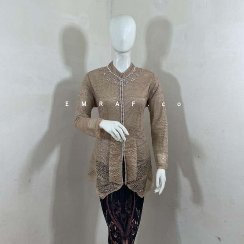 kebaya brokat laura / kebya brokat / kebaya terbaru / kebaya favorite