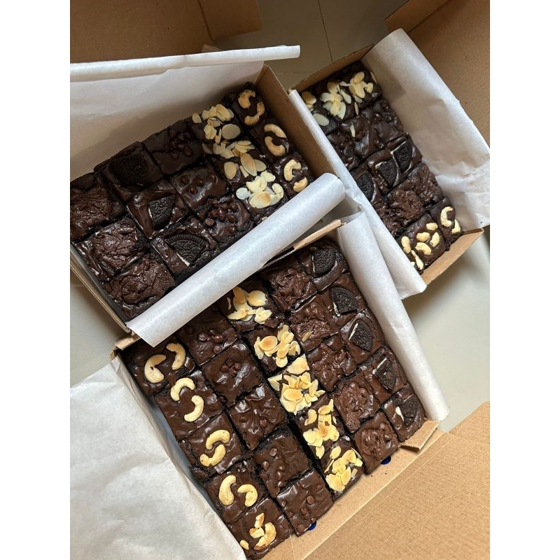 

FUDGYBROWNIES 20X10 /BROWNIES FUDGY/BROWNIES PANGGANG /BROWNIESLUMER /BROWNIES CHEWY/fudgybrownieshampers/hamperslebaran