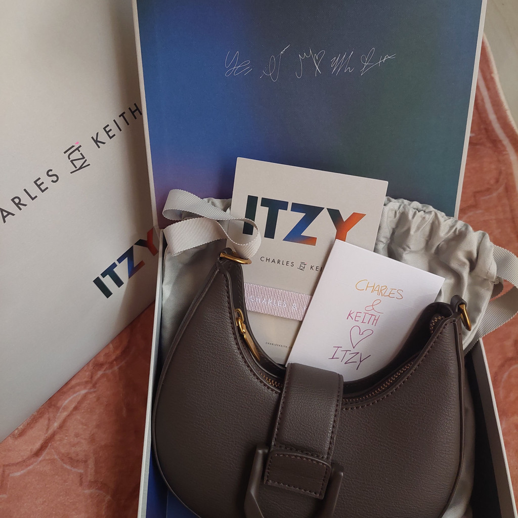 [NEW] Charles n Keith x ITZY - Dark Moss ~ BISA NEGO