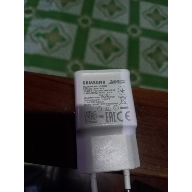 carger ori bawaan samsung a 20 fass charging , kondisi seken normal