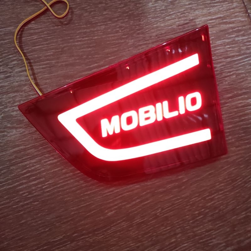 lampu reflektor pintu bagasi belakang mobil honda mobilio nyala lampu plasma merah