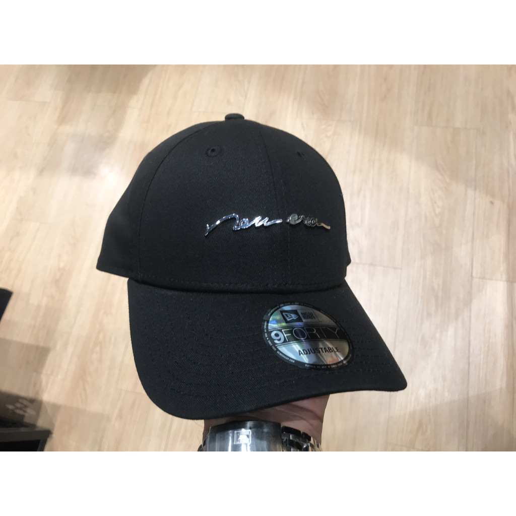 Topi New Era 9Forty Handwritten Metal Badge Black Cap 100% Original Resmi