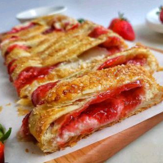 

strudel strawberry cheese cream/strawberry kismis