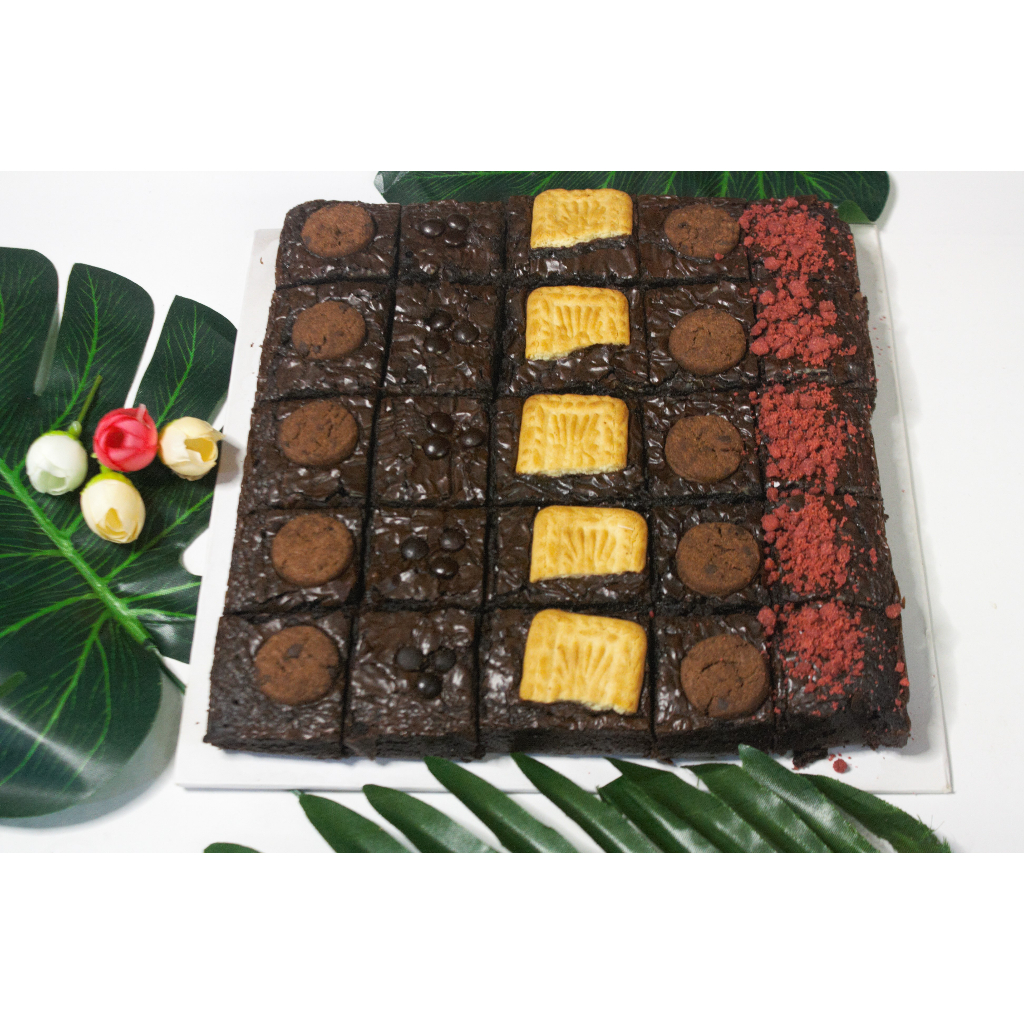 

Brownies Fudgy Premium Sekat Toping Mix 20x20 isi 25 Potong by Galaxy Browrokz Free Kartu Ucapan