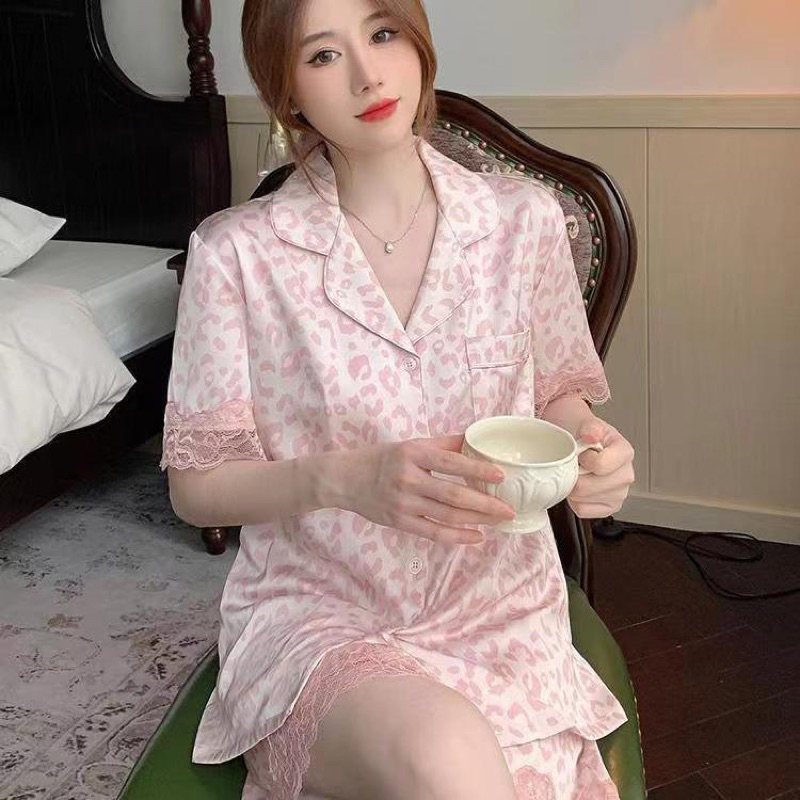 001 Ultra Luxury Sleepwear Kelas Atas Piyama Satin Lengan Pendek Celana Pendek Kerah Lengan Bunga Kancing Hidup Bahan Satin High Quality Piyama Import/ Baju Tidur Import / Baju Tidur Murah / Piyama Set / Baju Tidur Set