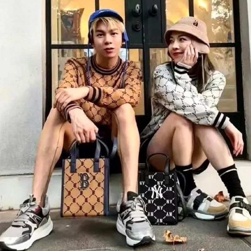 M*LB Dia Mono Jacquard Phone Pouch Boston Red Sox / New York Yankees UNISEX untuk pria wanita