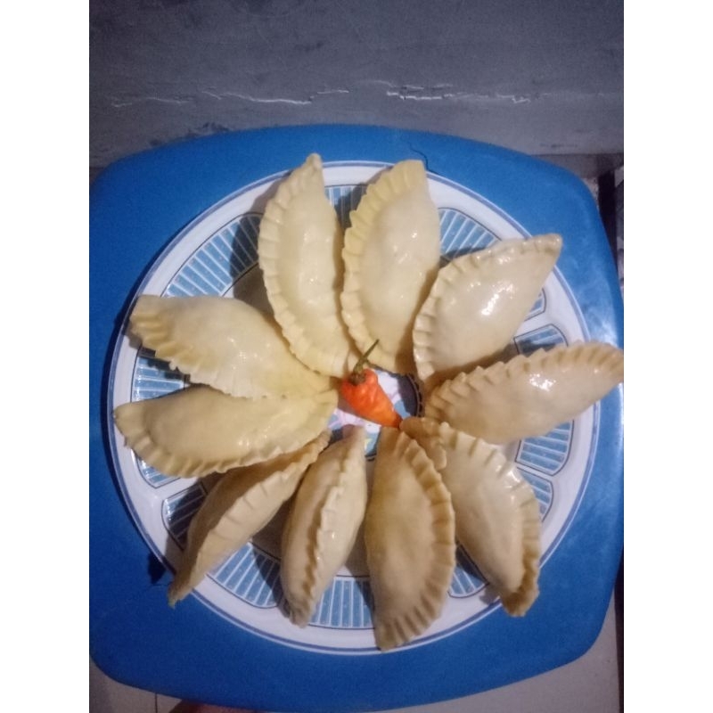 

pastel isi kentang wortel dan ayam rasa pedas gurih isi 10 pcs/pack Rp 25000