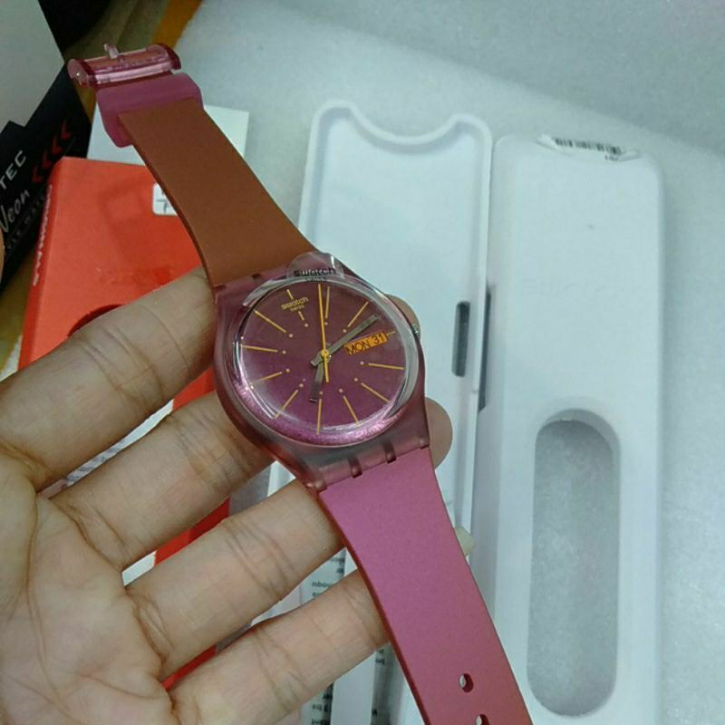 Swatch GP701 Jam Tangan Karet Unisex Sneaky Peaky Analog Original Resmi