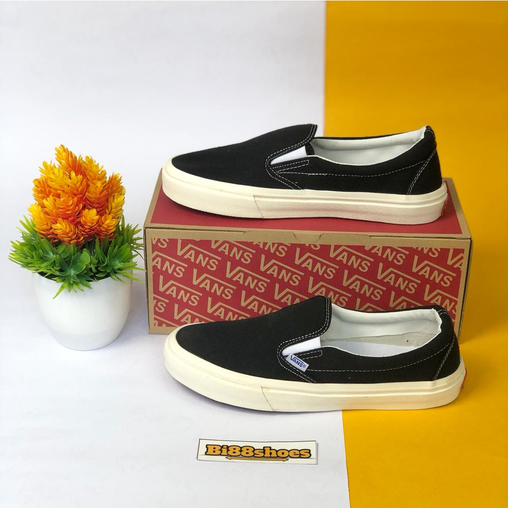 Sepatu Vans slip on og black white pria wanita keren