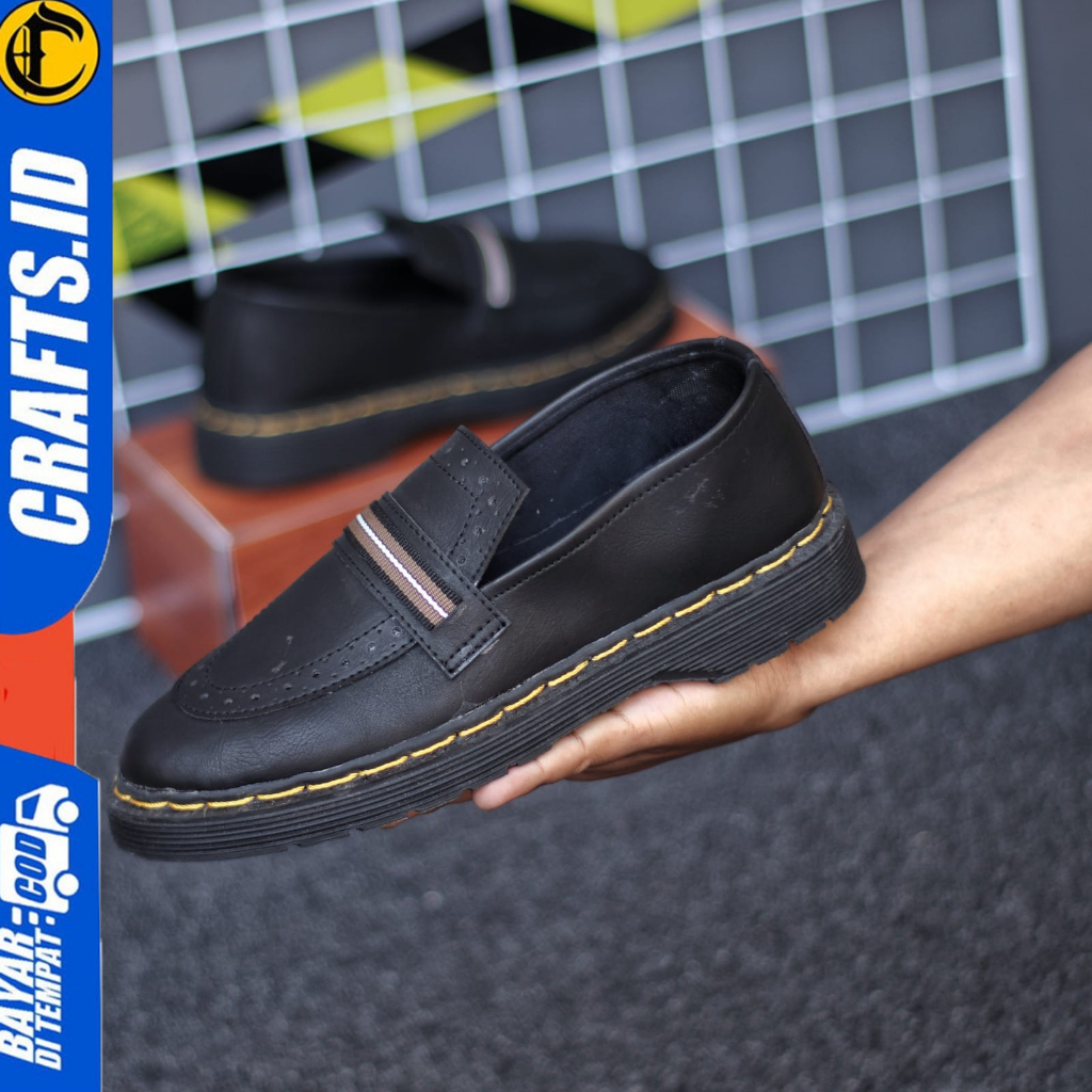 Sepatu Formal Loafers Docmart Pantofel Hitam Ptia