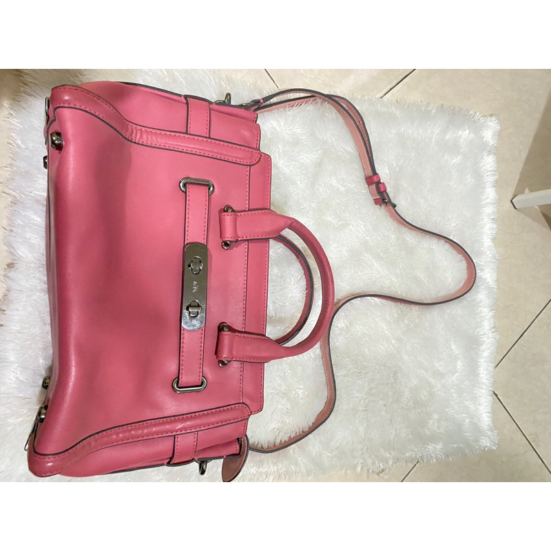 PRELOVED COACH COUNTER