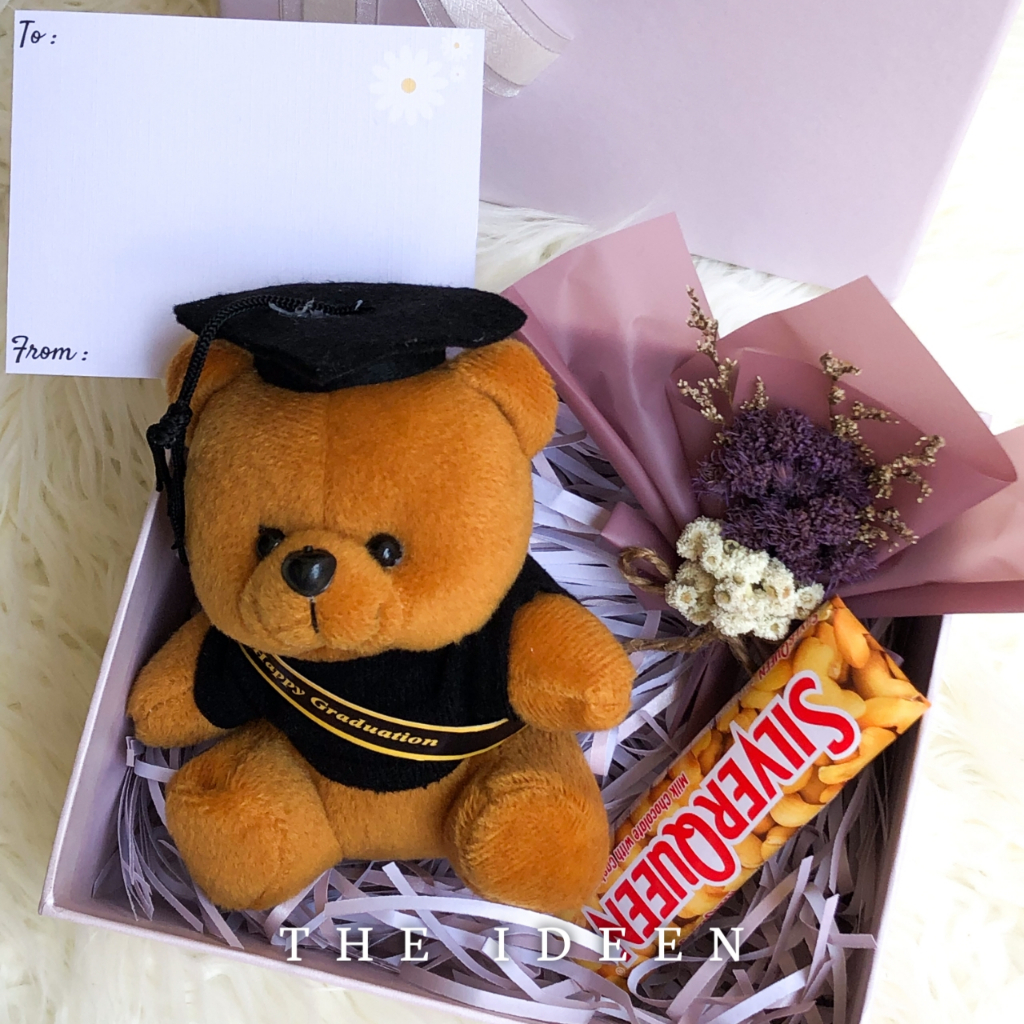 THE IDEEN - 013-02 | HAMPERS WISUDA PINK CEWEK COWOK TEDDY BEAR BUKET BUNGA MINI DAN COKELAT FREE KARTU UCAPAN | HARD BOX PREMIUM KADO BONEKA GRADUATION CUTE GIFT SET AESTHETIC