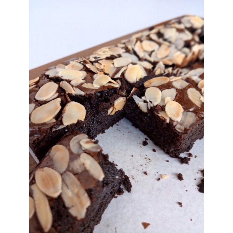 

brownies fudgy coco cips almond