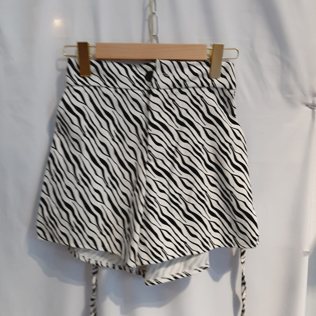 Celana pendek wanita motif zebra