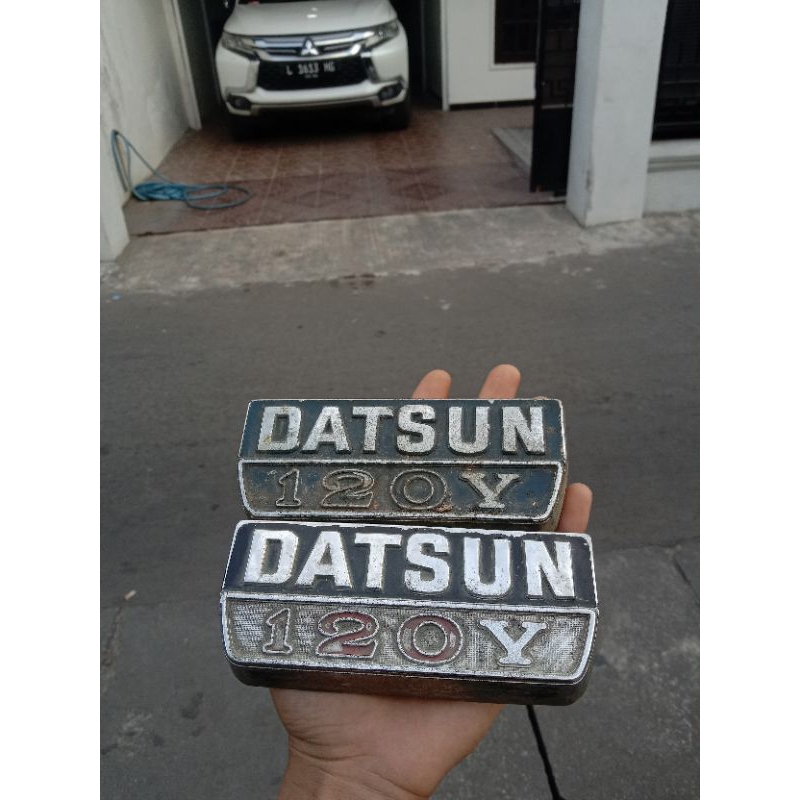 Emblm Datsun 120y Original