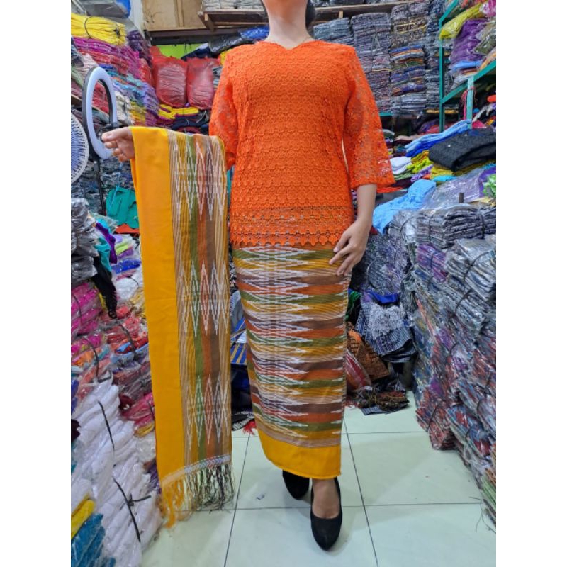 Rok tenun jadi siap pakai set selendang