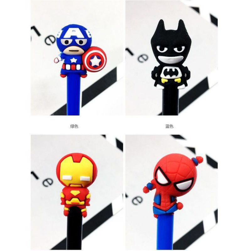 PEN BOLPEN PULPEN BOLPOIN PENA GEL KARAKTER HIASAN SUPER HERO SUPERHERO BATMAN IRONMAN CAPTAIN AMERICA KAPTEN AMERIKA SPIDERMAN TINTA UNTUK MENULIS WARNA HITAM BIRU BLUE BLACK ACAK BISA PILIH PAJANGAN KECIL