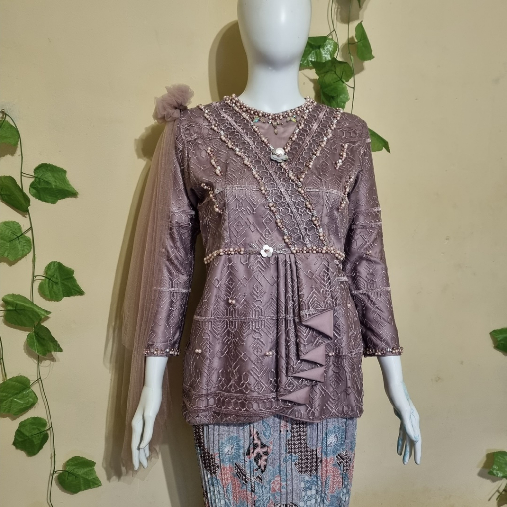 jahit kebaya custom / kebaya wisuda / kebaya tunangan / kabaya lamaran / kebaya custom / kebaya paye