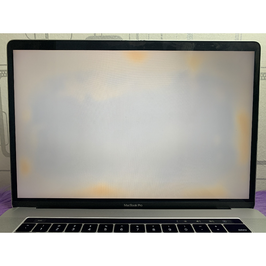 MacBook Pro Retina 15 2017 Core i7 16GB SSD 2TB VGA AMD 4GB Garansi