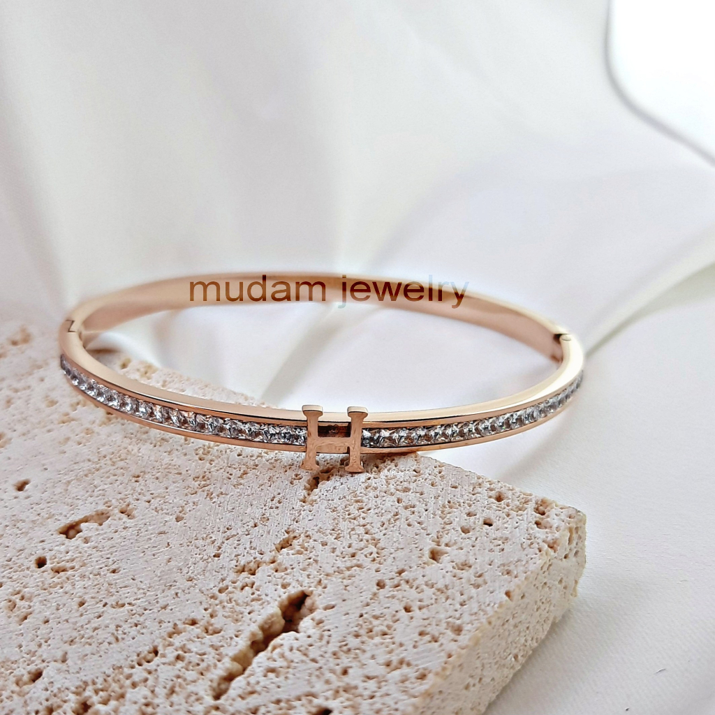 Gelang Bangle Titanium Aksen Diamonds Huruf H