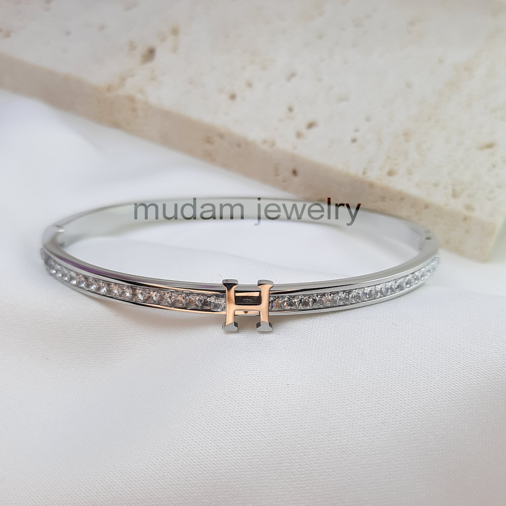 Gelang Bangle Titanium Aksen Diamonds Huruf H