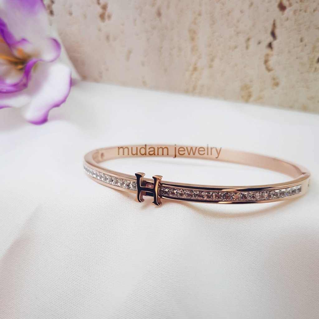 Gelang Bangle Titanium Aksen Diamonds Huruf H