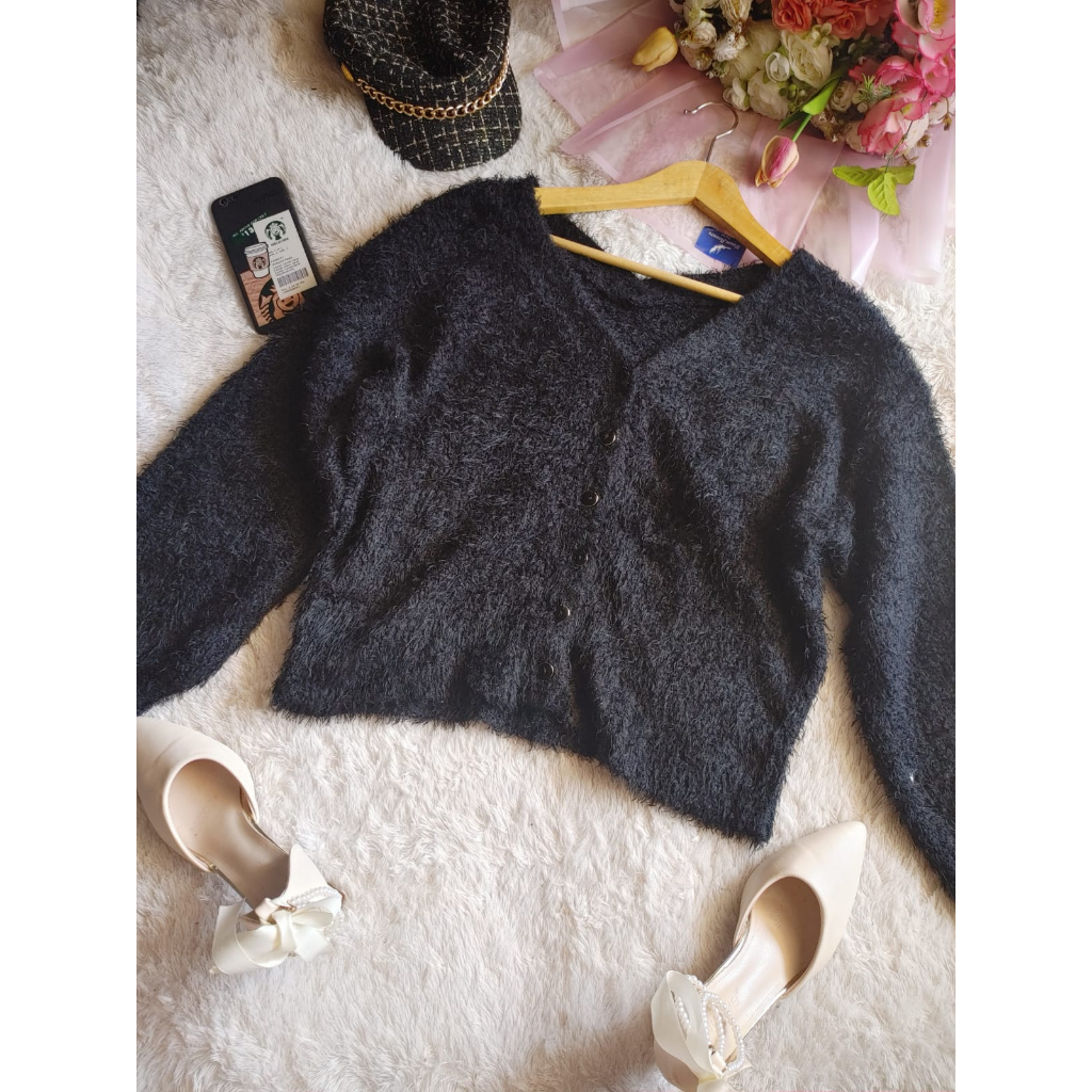 Kardigan Sweater Bulu Fuzzy Hitam Lengan Balon
